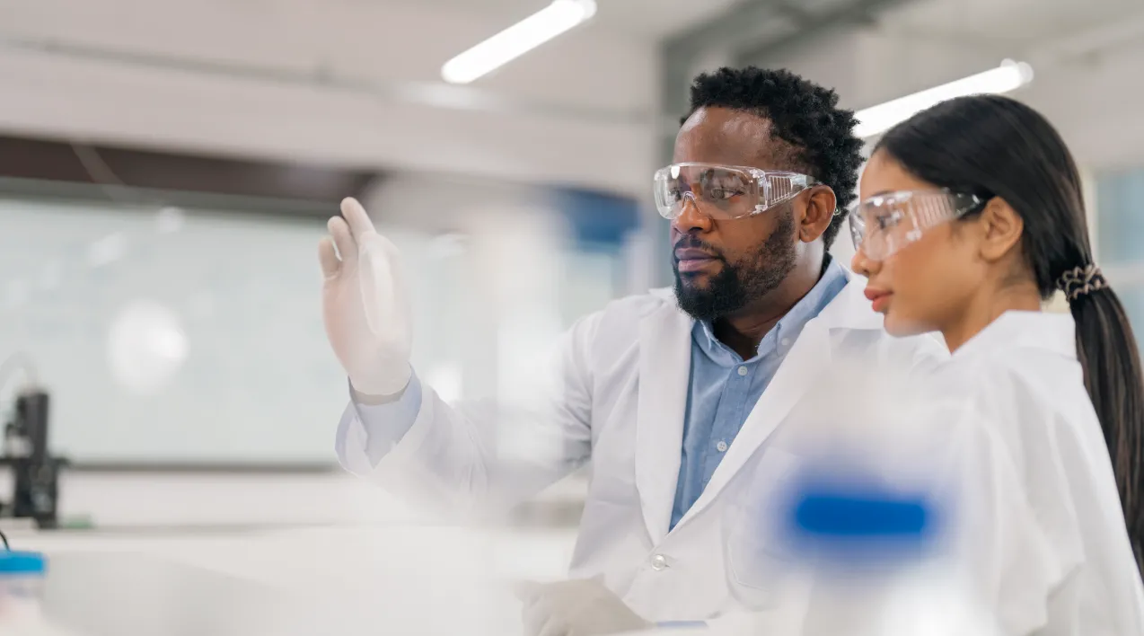 Two scientists work in a lab.